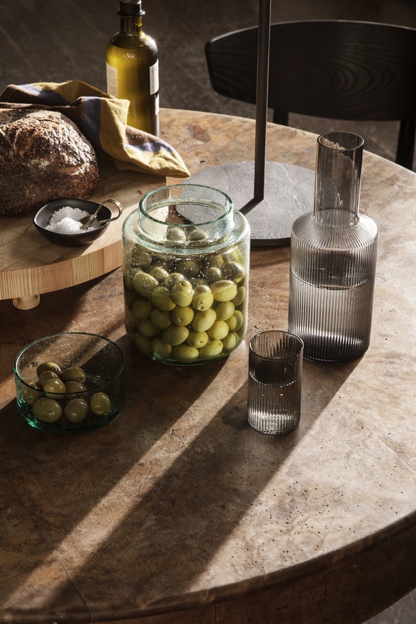 Glaskaraffen eignen sich bestens als Behälter und sorgen für eine aufgeräumte Küche. (Bild: Ferm Living)